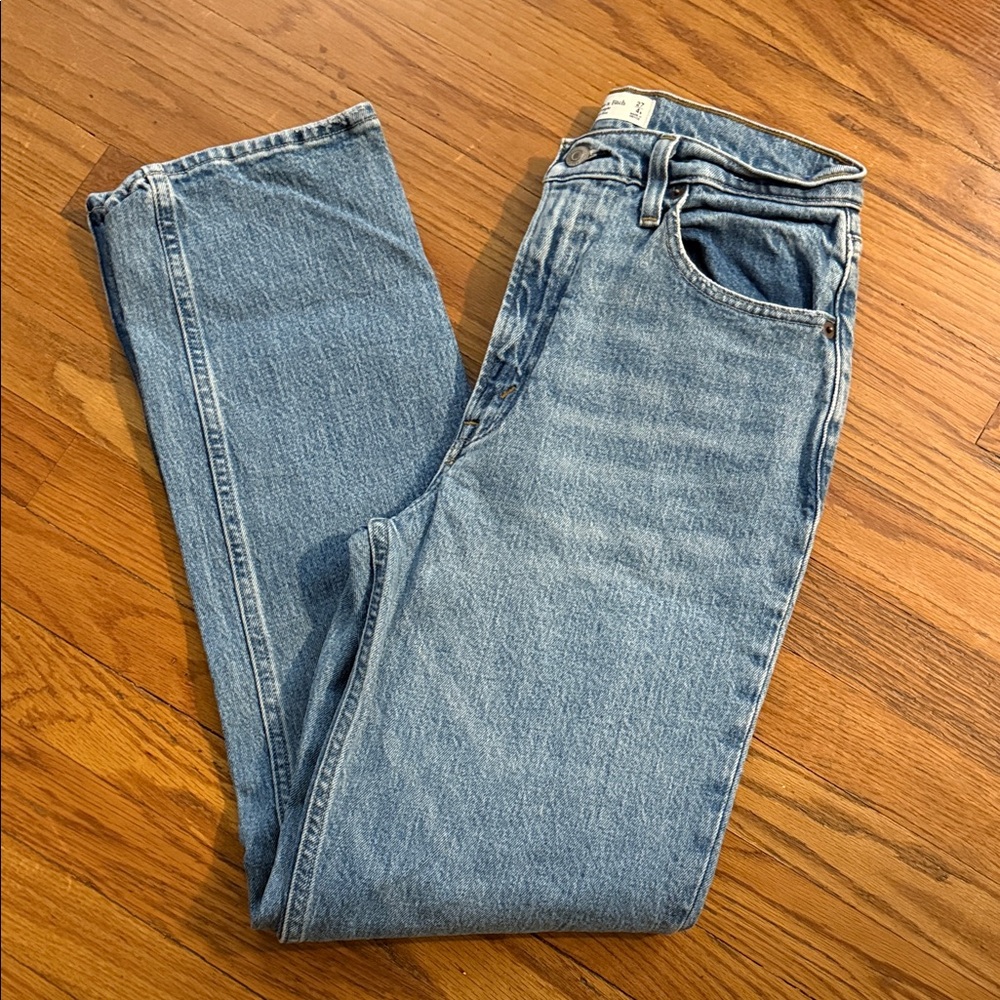 Ultra High Rise 90’s straight jeans—A&F